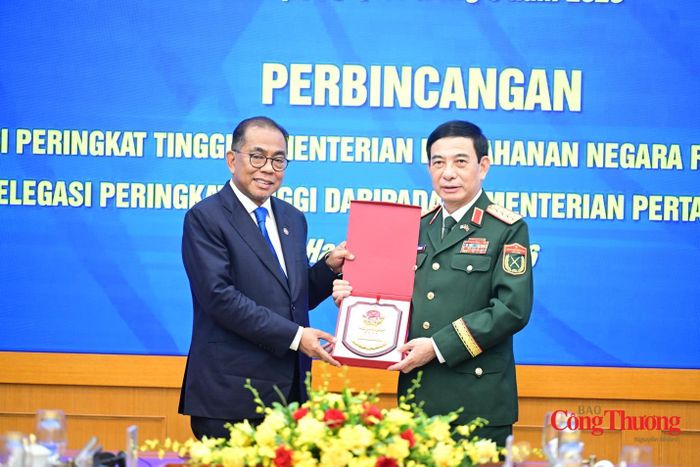 Đại tướng Phan Văn Giang trao tặng biểu trưng tới Bộ trưởng Quốc phòng Malaysia nhân chuyến thăm chính thức Việt Nam.