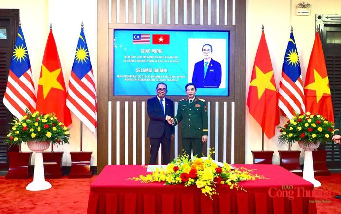Đại tướng Phan Văn Giang cùng Bộ trưởng Quốc phòng Malaysia Dato' Seri Mohamed Khaled bin Nordin trước giờ hội đàm.