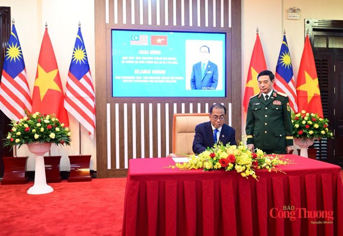 Bộ trưởng Quốc phòng Malaysia ghi lưu bút trước giờ hội đàm.