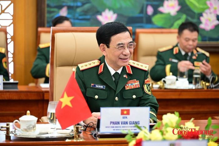 Đại tướng Phan Văn Giang phát biểu tại hội đàm.
