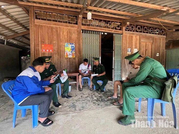 Cán bộ Đồn Biên phòng Trung Lý hướng dẫn người dân sử dụng điện thoại thông minh.