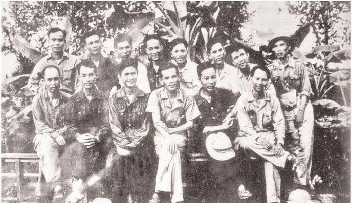 Nhà báo Hải Triều (ngồi đầu tiên, bên phải) và văn nghệ sĩ Khu IV trong kháng chiến chống thực dân Pháp. Ảnh: Tư liệu