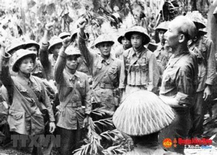 Bác Hồ với chiến sĩ dân quân du kích. Ảnh tư liệu