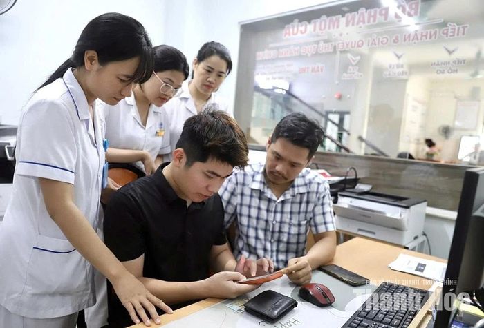 Cán bộ Bệnh viện Phụ sản Thanh Hóa hướng dẫn người dân thực hiện thủ tục hành chính trên ứng dụng VNeID.