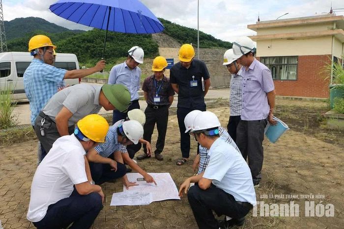 Đoàn công tác các sở, ngành của tỉnh khảo sát thực địa tại khu vực dự kiến triển khai Dự án Thủy điện Trung Sơn mở rộng.