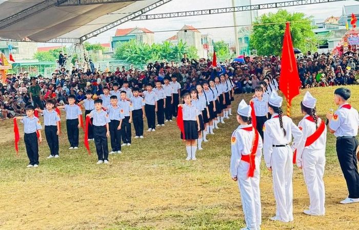 Chương trình thi nghi thức Đội - Hội trại hè xã Quảng Bình năm 2026 thu hút đông đảo Nhân dân theo dõi, cổ vũ. (Ảnh minh họa. Nguồn: Fanpage xã Quảng Bình)