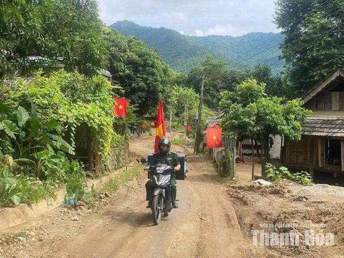 Cán bộ, chiến sĩ Đồn Biên phòng Cửa khẩu Tén Tằn tuyên truyền pháp luật cho người dân thông qua “Tiếng loa biên phòng”.