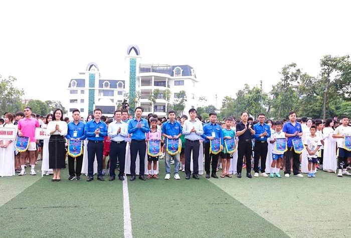 Đại diện lãnh đạo phường Sầm Sơn trao cờ lưu niệm cho các đội bóng tham dự giải.