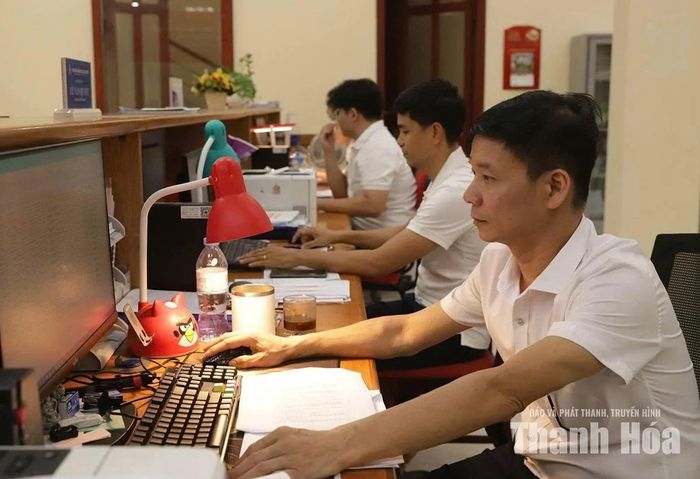 Cán bộ BHXH cơ sở Bá Thước rà soát đơn vị nợ đọng BHXH.