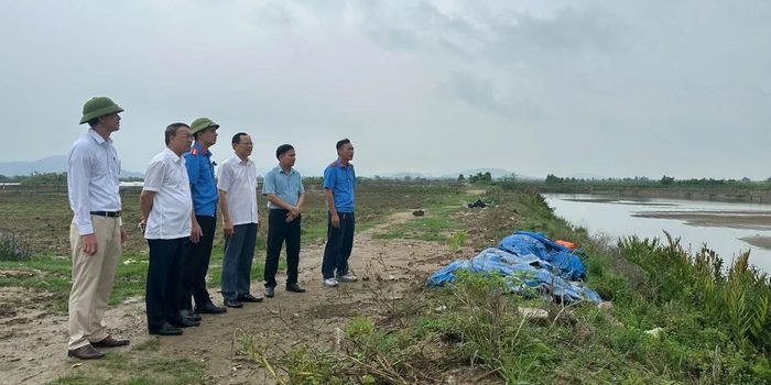 Đoàn công tác của Ban Chỉ huy Phòng thủ dân sự tỉnh kiểm tra trọng điểm đê xung yếu làng Dũng, xã Quảng Chính.