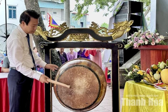 Bí thư Đảng ủy, Chủ tịch HĐND phường Hàm Rồng Nguyễn Việt Hùng đánh trống khai hội.