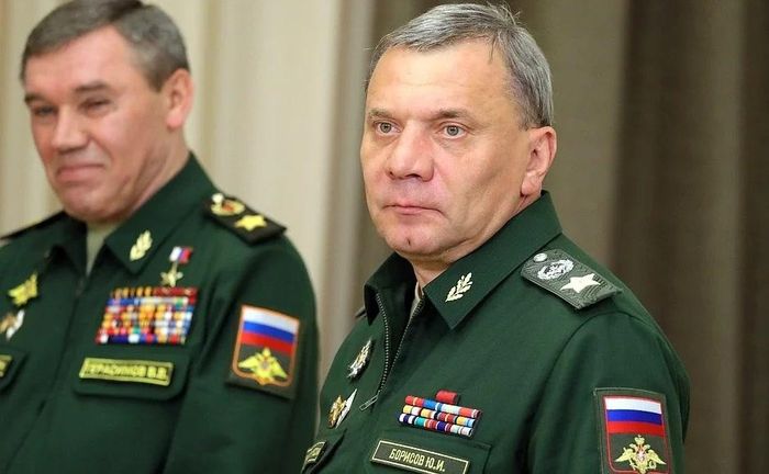 Tổng Tham mưu trưởng Các lực lượng vũ trang Nga, Thứ trưởng Quốc phòng thứ nhất Valery Gerasimov (bên trái) và Thứ trưởng Quốc phòng Yury Borisov trước khi tham dự cuộc họp với lãnh đạo Bộ Quốc phòng Nga. Ảnh: CCTV