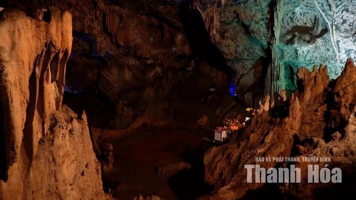 Động Tiên Sơn - Di tích thắng cảnh thuộc quần thể Hàm Rồng.