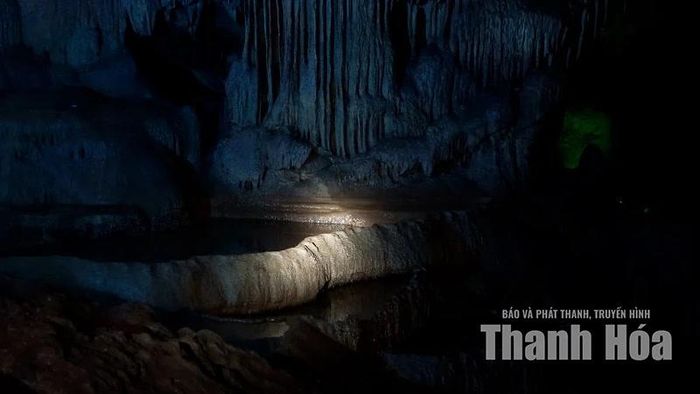 Hồ nước Tiên trong động.