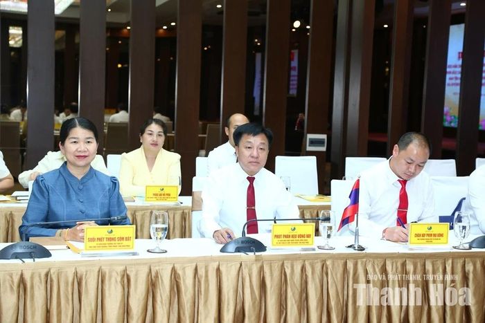 Bí thư Tỉnh ủy, Chủ tịch HĐND tỉnh Hủa Phăn Phút Phăn Kẹo Vông Xay phát biểu tại hội nghị.