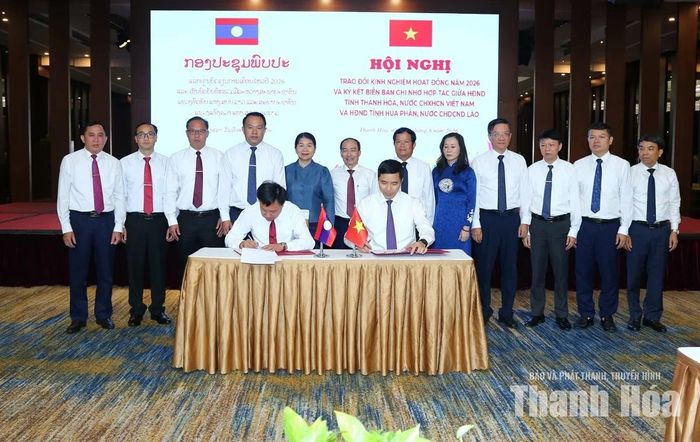 Đồng chí Nguyễn Hồng Phong, Ủy viên dự khuyết Ban Chấp hành Trung ương Đảng Cộng sản Việt Nam, Phó Bí thư Thường trực Tỉnh ủy, Chủ tịch HĐND tỉnh Thanh Hóa và đồng chí Phút Phăn Kẹo Vông Xay, Ủy viên Ban Chấp hành Trung ương Đảng Nhân dân Cách mạng Lào, Bí thư Tỉnh ủy, Chủ tịch HĐND tỉnh Hủa Phăn ký kết biên bản ghi nhớ.