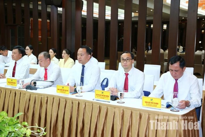 Các đại biểu trong đoàn công tác HĐND tỉnh Hủa Phăn dự hội nghị.