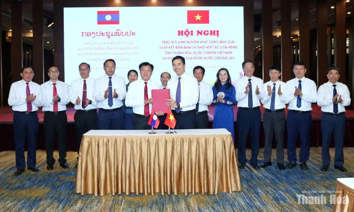 Đồng chí Nguyễn Hồng Phong, Ủy viên dự khuyết Ban Chấp hành Trung ương Đảng Cộng sản Việt Nam, Phó Bí thư Thường trực Tỉnh ủy, Chủ tịch HĐND tỉnh Thanh Hóa và đồng chí Phút Phăn Kẹo Vông Xay, Ủy viên Ban Chấp hành Trung ương Đảng Nhân dân Cách mạng Lào, Bí thư Tỉnh ủy, Chủ tịch HĐND tỉnh Hủa Phăn trao biên bản ghi nhớ hợp tác.