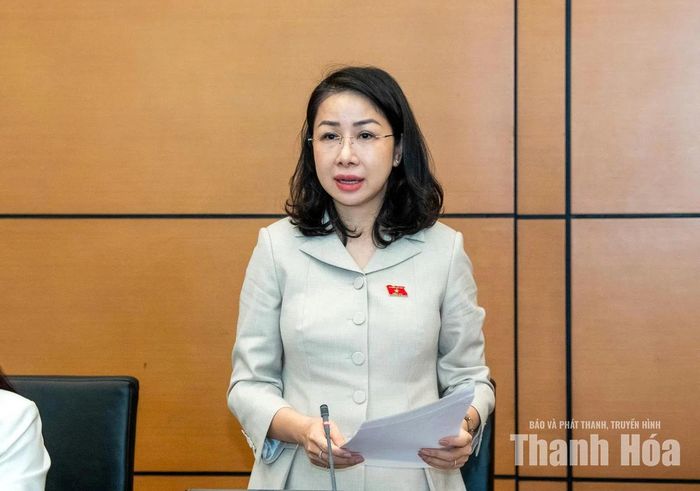 Đại biểu Phan Thị Thùy Linh phát biểu tại tổ. Ảnh: Lâm Hiển