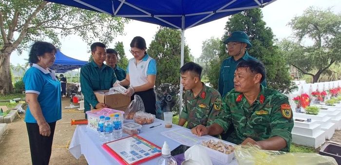 Những nhu yếu phẩm được trao tặng thể hiện sự quan tâm của cán bộ, hội viên, phụ nữ trên địa bàn đối với các lực lượng làm nhiệm vụ.