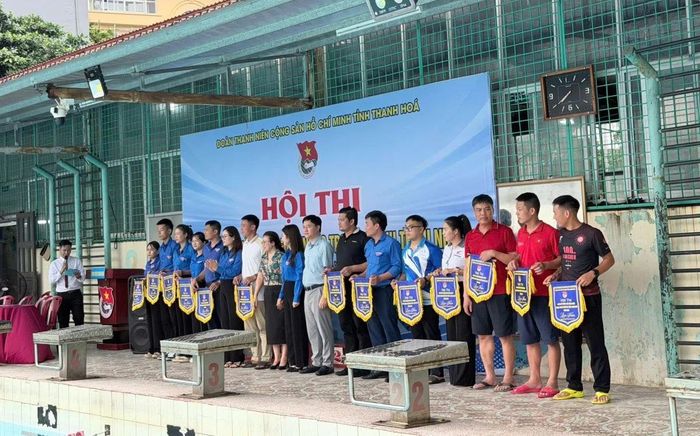 Trao cờ lưu niệm cho các đơn vị tham gia.