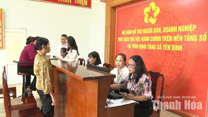 Các thành viên Tổ công nghệ số cộng đồng thôn Định Tăng hướng dẫn người dân nộp hồ sơ, thực hiện thủ tục hành chính trực tuyến.