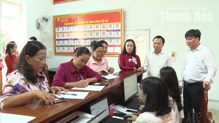 Lãnh đạo xã Yên Định trao đổi với thành viên Tổ công nghệ số cộng đồng và người dân thôn Định Tăng về việc triển khai mô hình.