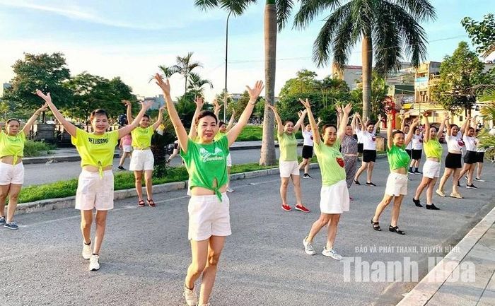 Mỗi buổi sáng, các thành viên Câu lạc bộ Khỏe đẹp 24 cùng hòa mình trong những điệu khiêu vũ, dân vũ, lan tỏa tinh thần sống khỏe và niềm vui cộng đồng.