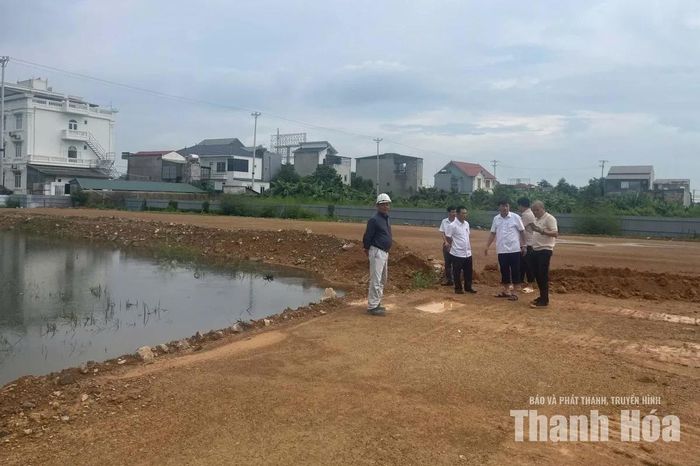 Ông Đoàn Đình Tùng, Phó Chủ tịch UBND xã Lưu Vệ cùng đại diện các đơn vị liên quan kiểm tra vị trí ứ đọng nước tại mặt bằng dự án.
