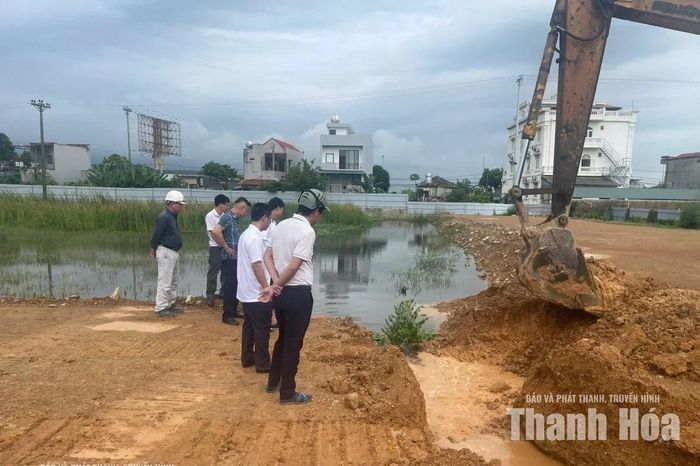 Chính quyền xã Lưu Vệ, Ban Quản lý dự án và đại diện nhà đầu tư kiểm tra việc đào mở rãnh thoát nước tạm tại khu vực dự án.