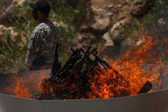 Các tay súng thuộc Đảng Công nhân người Kurd (PKK) hạ và tiêu hủy vũ khí ngày 11/7/2025. Ảnh: AA.