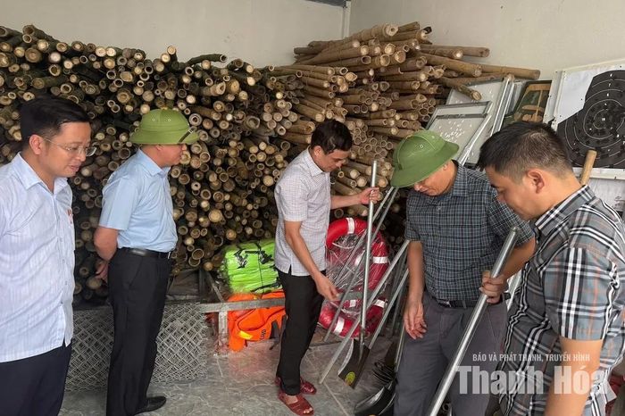Đoàn kiểm tra công tác chuẩn bị vật tư phòng, chống thiên tai tại xã Nông Cống.