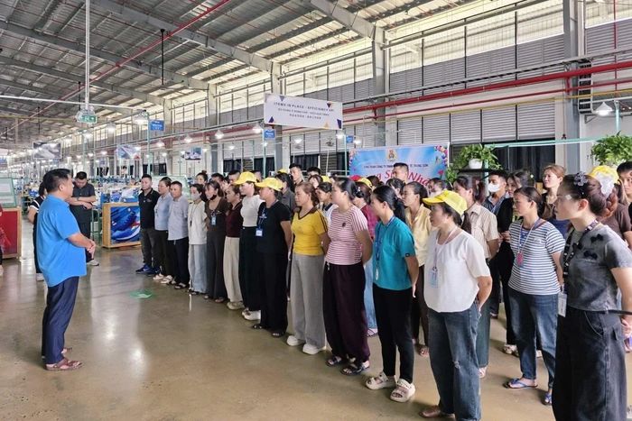 Cán bộ công đoàn lắng nghe tâm tư, nguyện vọng của công nhân Công ty TNHH Đầu tư Quốc tế Trung Sơn.