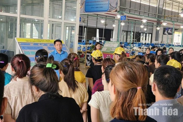 Ông Nguyễn Xuân Tuấn, Trưởng Bộ phận Chính sách - Pháp luật và Quan hệ lao động, Liên đoàn Lao động tỉnh đối thoại với công nhân, lao động Công ty TNHH Đầu tư Quốc tế Trung Sơn.
