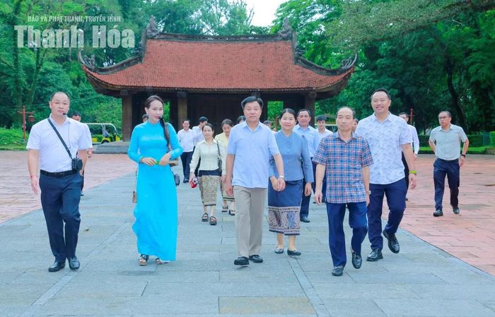 Các thành viên Đoàn đại biểu HĐND tỉnh Hủa Phăn tham quan Khu di tích Quốc gia đặc biệt Lam Kinh.