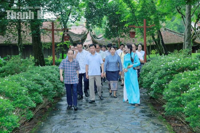 Các đại biểu tham quan khu rừng Lam Kinh.
