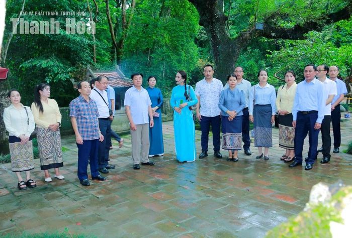 Các đại biểu nghe hướng dẫn viên giới thiệu về Khu Di tích Quốc gia đặc biệt Lam Kinh.