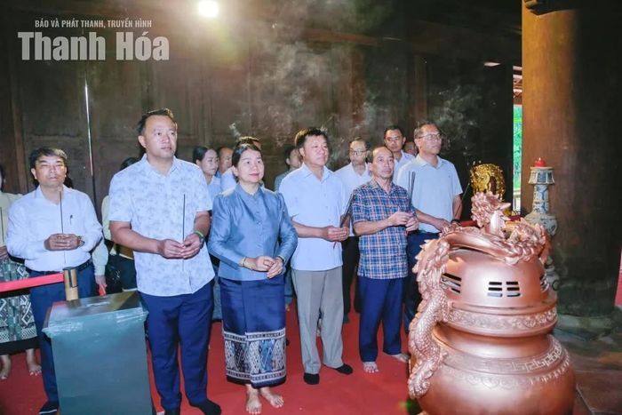 Đoàn công tác của HĐND tỉnh Hủa Phăn dâng hương tại Chính điện Lam Kinh.