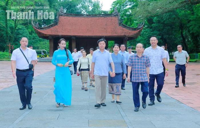 Các thành viên Đoàn đại biểu HĐND tỉnh Hủa Phăn tham quan Khu di tích Quốc gia đặc biệt Lam Kinh.