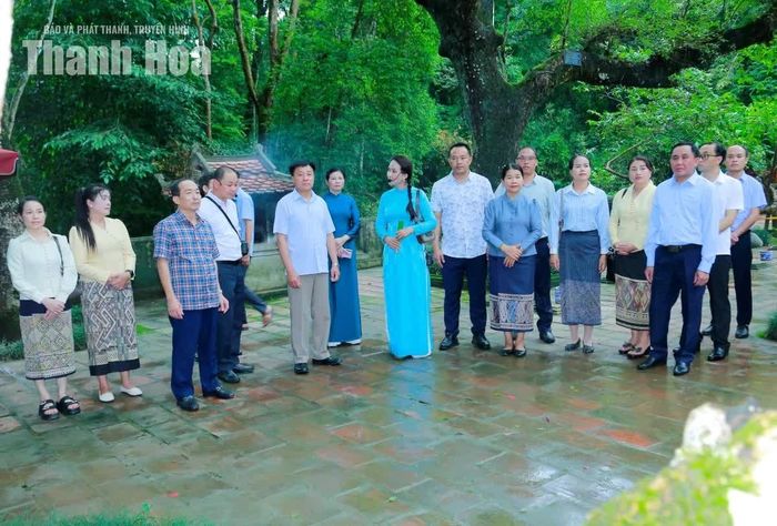 Các đại biểu nghe hướng dẫn viên giới thiệu về Khu Di tích Quốc gia đặc biệt Lam Kinh.