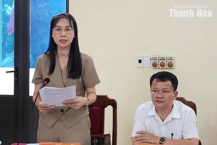 Đại diện Đoàn kiểm tra trình bày Dự thảo Báo cáo kết quả kiểm tra việc thực hiện Nghị quyết Đại hội MTTQ và công tác Mặt trận năm 2026 tại các xã Minh Sơn, Ngọc Lặc, Ngọc Liên.