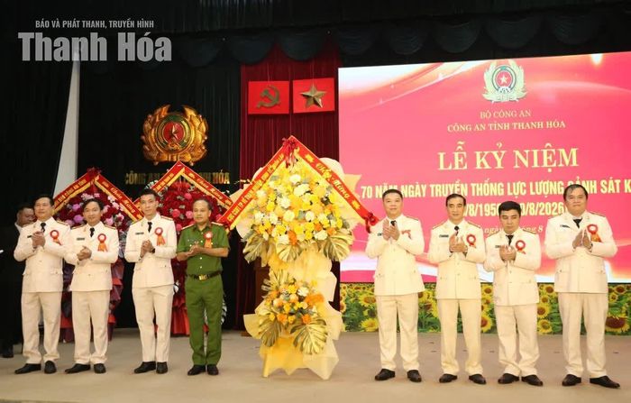 Lãnh đạo Cục Cảnh sát kinh tế, Bộ Công an tặng hoa chúc mừng Lực lượng Cảnh sát kinh tế, Công an tỉnh.