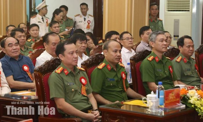 Lãnh đạo Cục Cảnh sát kinh tế, Bộ Công an và lãnh đạo Công an tỉnh cùng các đại biểu dự buổi lễ.