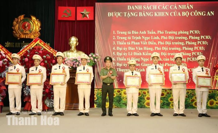 Phó Giám đốc phụ trách Công an tỉnh Trần Thái Quang Hoàng trao Bằng khen của Bộ trưởng Bộ Công an cho các cá nhân.