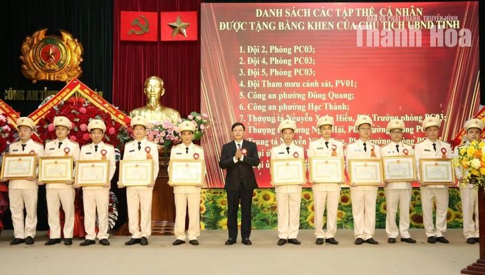Phó Chủ tịch Thường trực UBND tỉnh Mai Xuân Liêm trao Bằng khen của Chủ tịch UBND tỉnh cho các tập thể, cá nhân.