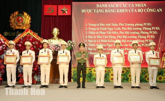 Phó Giám đốc phụ trách Công an tỉnh Trần Thái Quang Hoàng trao Bằng khen của Bộ trưởng Bộ Công an cho các cá nhân.