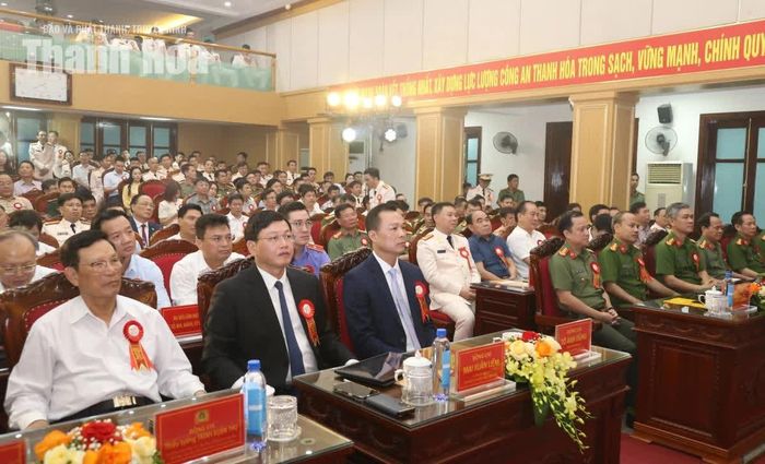 Các đại biểu dự buổi lễ.