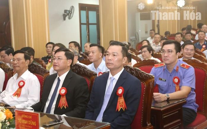 Chủ tịch UBND tỉnh Tô Anh Dũng cùng các đại biểu dự buổi lễ.