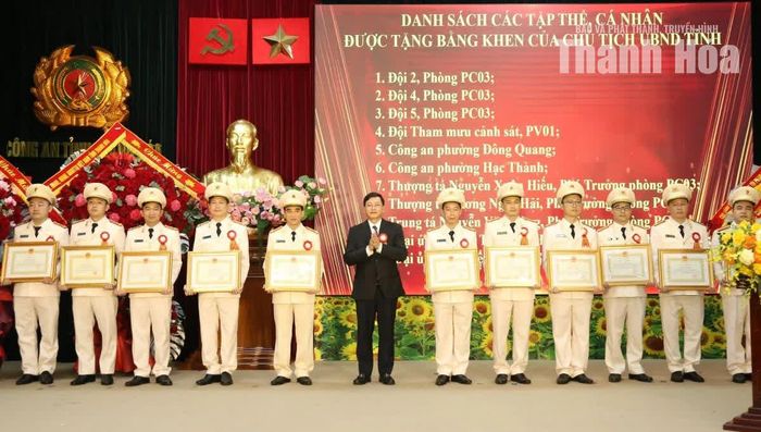 Phó Chủ tịch Thường trực UBND tỉnh Mai Xuân Liêm trao Bằng khen của Chủ tịch UBND tỉnh cho các tập thể, cá nhân.