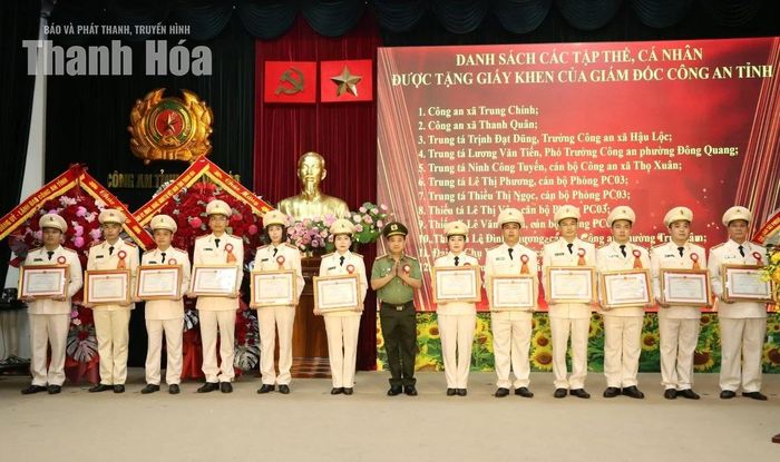 Lãnh đạo Công an tỉnh trao Giấy khen của Giám đốc Công an tỉnh cho các tập thể, cá nhân.